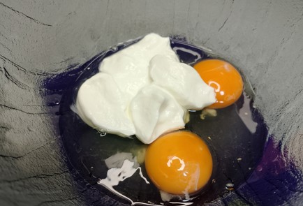 Фото шага рецепта Тонкие блинчики на йогурте 191275 шаг 2