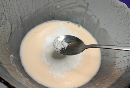 Фото шага рецепта Тонкие блинчики на йогурте 191275 шаг 4