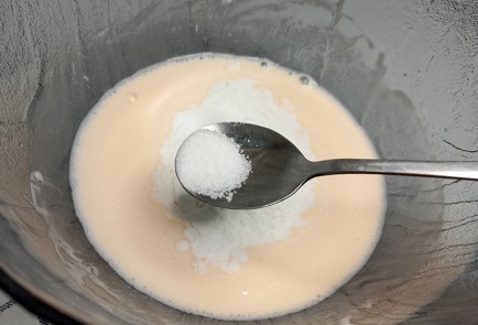 Фото шага рецепта Тонкие блинчики на йогурте 191275 шаг 6