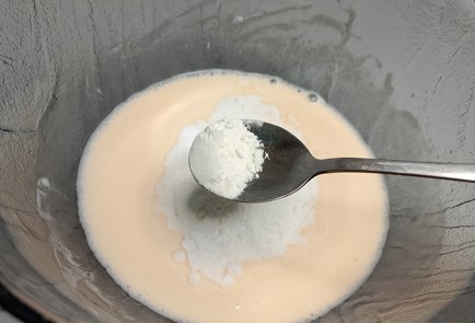 Фото шага рецепта Тонкие блинчики на йогурте 191275 шаг 7