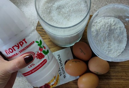 Фото шага рецепта Йогуртовый пирог без муки 188317 шаг 1