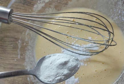 Фото шага рецепта Йогуртовый пирог без муки 188317 шаг 6