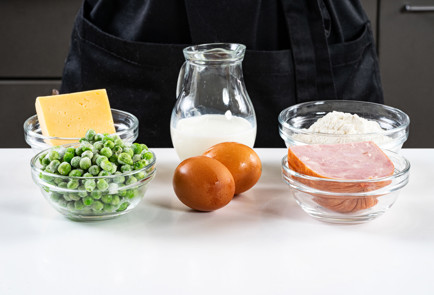 Фото шага рецепта Йоркширский пудинг с начинкой 191075 шаг 1  