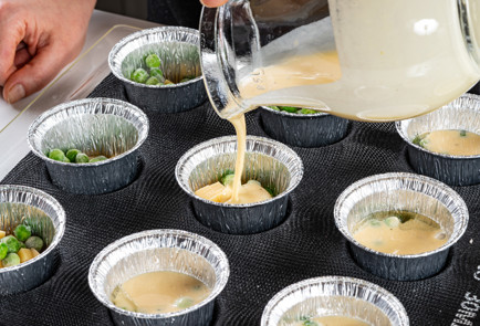 Фото шага рецепта Йоркширский пудинг с начинкой 191075 шаг 8  