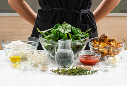 Фото шага рецепта Закрытая пицца кальцоне с грибами и шпинатом 190701 шаг 1  