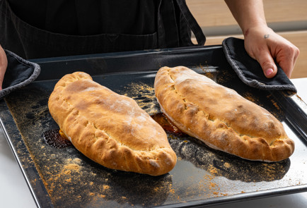 Фото шага рецепта Закрытая пицца кальцоне с грибами и шпинатом 190701 шаг 10  