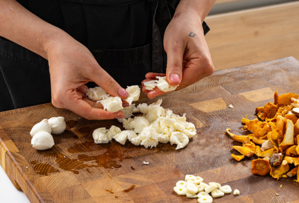 Фото шага рецепта Закрытая пицца кальцоне с грибами и шпинатом 190701 шаг 5  