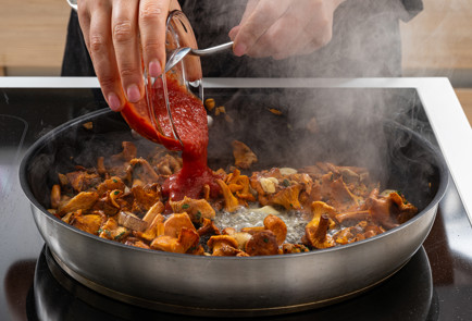 Фото шага рецепта Закрытая пицца кальцоне с грибами и шпинатом 190701 шаг 6  