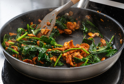 Фото шага рецепта Закрытая пицца кальцоне с грибами и шпинатом 190701 шаг 7  