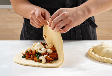 Фото шага рецепта Закрытая пицца кальцоне с грибами и шпинатом 190701 шаг 9  