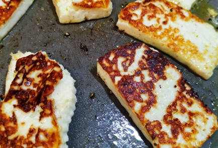 Фото шага рецепта Закуска из адыгейского сыра с соусом песто 173694 шаг 6