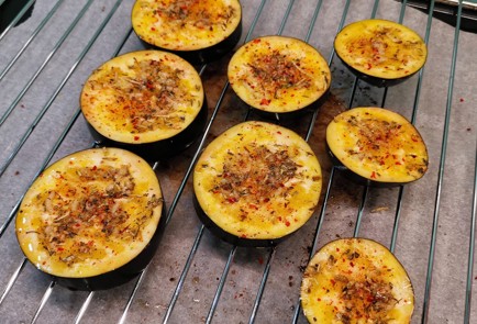 Фото шага рецепта Закуска из баклажана с сыром в духовке на решетке 152930 шаг 7  