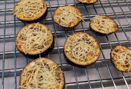 Фото шага рецепта Закуска из баклажана с сыром в духовке на решетке 152930 шаг 9  