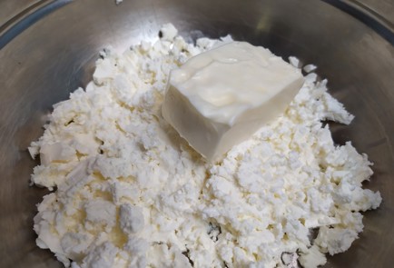 Фото шага рецепта Закуска из брынзы с зеленью и орехами 190788 шаг 2