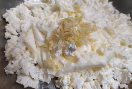 Фото шага рецепта Закуска из брынзы с зеленью и орехами 190788 шаг 4