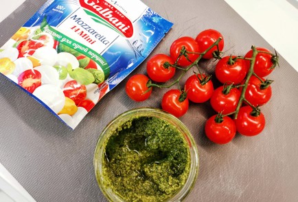 Фото шага рецепта Закуска из канапе капрезе 150978 шаг 1  