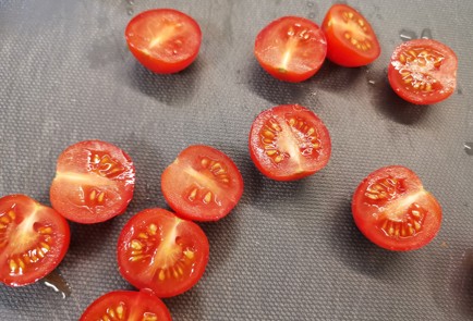 Фото шага рецепта Закуска из канапе капрезе 150978 шаг 2  