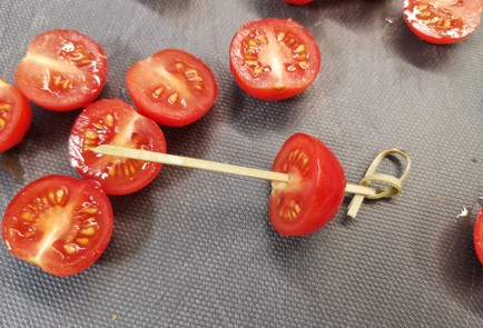 Фото шага рецепта Закуска из канапе капрезе 150978 шаг 3  