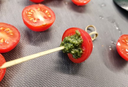 Фото шага рецепта Закуска из канапе капрезе 150978 шаг 4  