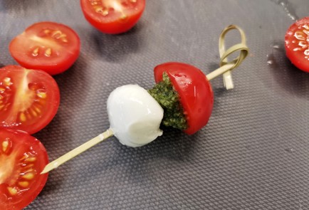 Фото шага рецепта Закуска из канапе капрезе 150978 шаг 5  