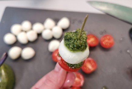 Фото шага рецепта Закуска из канапе капрезе 150978 шаг 6  