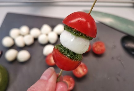 Фото шага рецепта Закуска из канапе капрезе 150978 шаг 7  