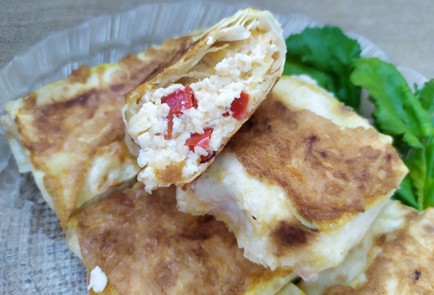 Фото шага рецепта Закуска из лаваша с адыгейским сыром и болгарским перцем 189075 шаг 11