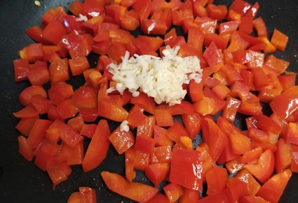 Фото шага рецепта Закуска из лаваша с адыгейским сыром и болгарским перцем 189075 шаг 2