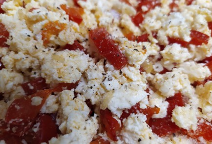 Фото шага рецепта Закуска из лаваша с адыгейским сыром и болгарским перцем 189075 шаг 5