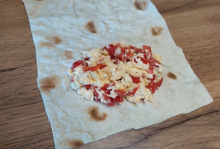 Фото шага рецепта Закуска из лаваша с адыгейским сыром и болгарским перцем 189075 шаг 6