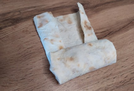 Фото шага рецепта Закуска из лаваша с адыгейским сыром и болгарским перцем 189075 шаг 7