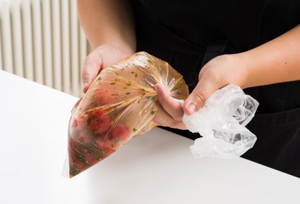 Фото шага рецепта Закуска из маринованных помидоров с килькой 152631 шаг 7  