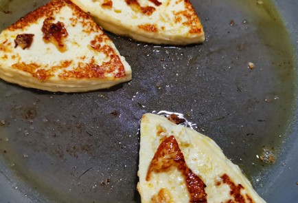 Фото шага рецепта Закуска из обжаренного адыгейского сыра 173709 шаг 7