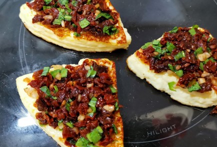 Фото шага рецепта Закуска из обжаренного адыгейского сыра 173709 шаг 9