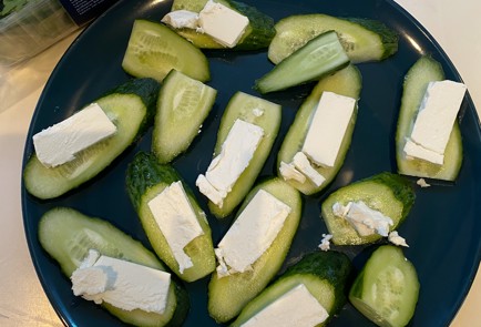 Фото шага рецепта Закуска из огурцов с брынзой 151137 шаг 3