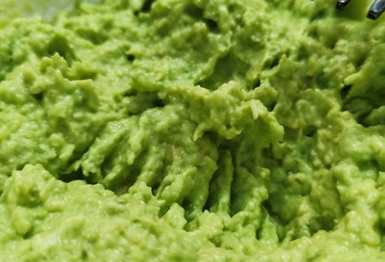 Фото шага рецепта Закуска из сала с соусом из авокадо 152262 шаг 3  