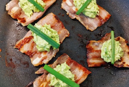 Фото шага рецепта Закуска из сала с соусом из авокадо 152262 шаг 6  