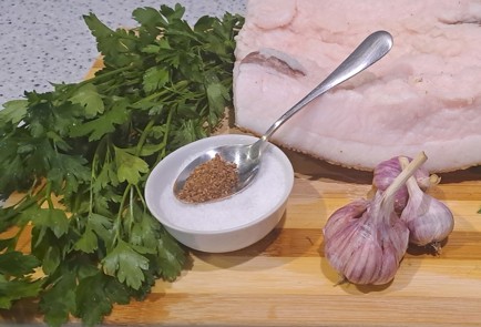 Фото шага рецепта Закуска из сала с чесноком и петрушкой 186695 шаг 1  