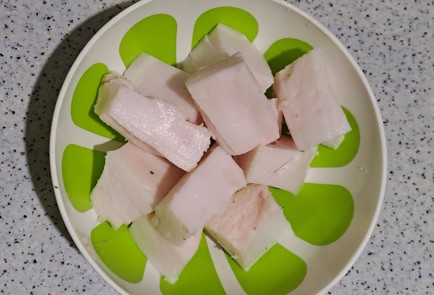 Фото шага рецепта Закуска из сала с чесноком и петрушкой 186695 шаг 2  