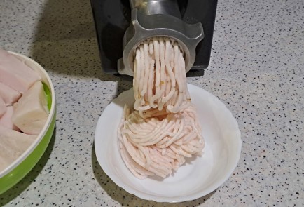 Фото шага рецепта Закуска из сала с чесноком и петрушкой 186695 шаг 3  