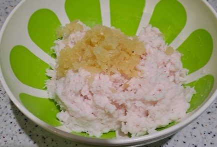 Фото шага рецепта Закуска из сала с чесноком и петрушкой 186695 шаг 5  