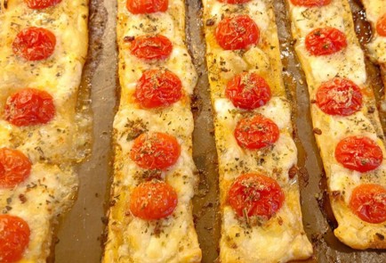 Фото шага рецепта Закуска из слоеного теста с черри и моцареллой 190968 шаг 12