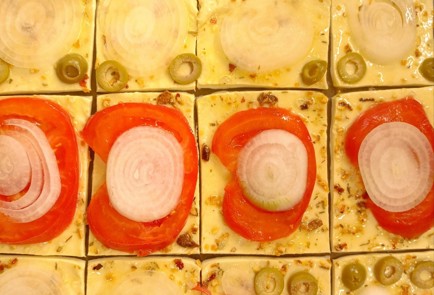 Фото шага рецепта Закуска с луком и помидорами на слоеном тесте 190966 шаг 7