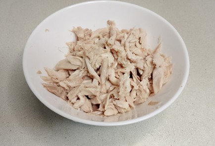 Фото шага рецепта Закуска с курицей и грибами 191223 шаг 2  