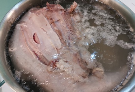 Фото шага рецепта Заливное из языка на костном бульоне 176180 шаг 1  