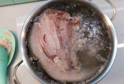 Фото шага рецепта Заливное из языка на костном бульоне 176180 шаг 2  