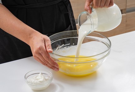 Фото шага рецепта Заливной пирог на кефире с картошкой и грибами 174916 шаг 6  