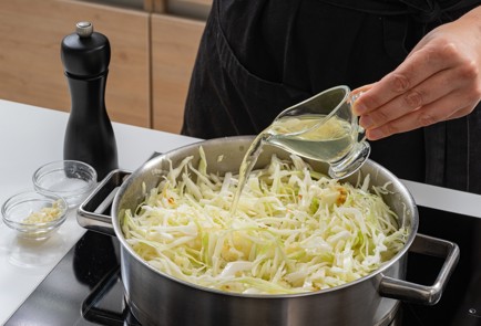 Фото шага рецепта Заливной пирог на кефире с рыбой и капустой 174917 шаг 3  