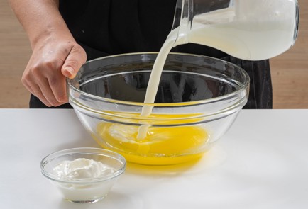 Фото шага рецепта Заливной пирог на кефире с рыбой и капустой 174917 шаг 6  