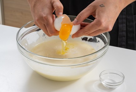 Фото шага рецепта Заливной пирог на кефире с рыбой и капустой 174917 шаг 7  